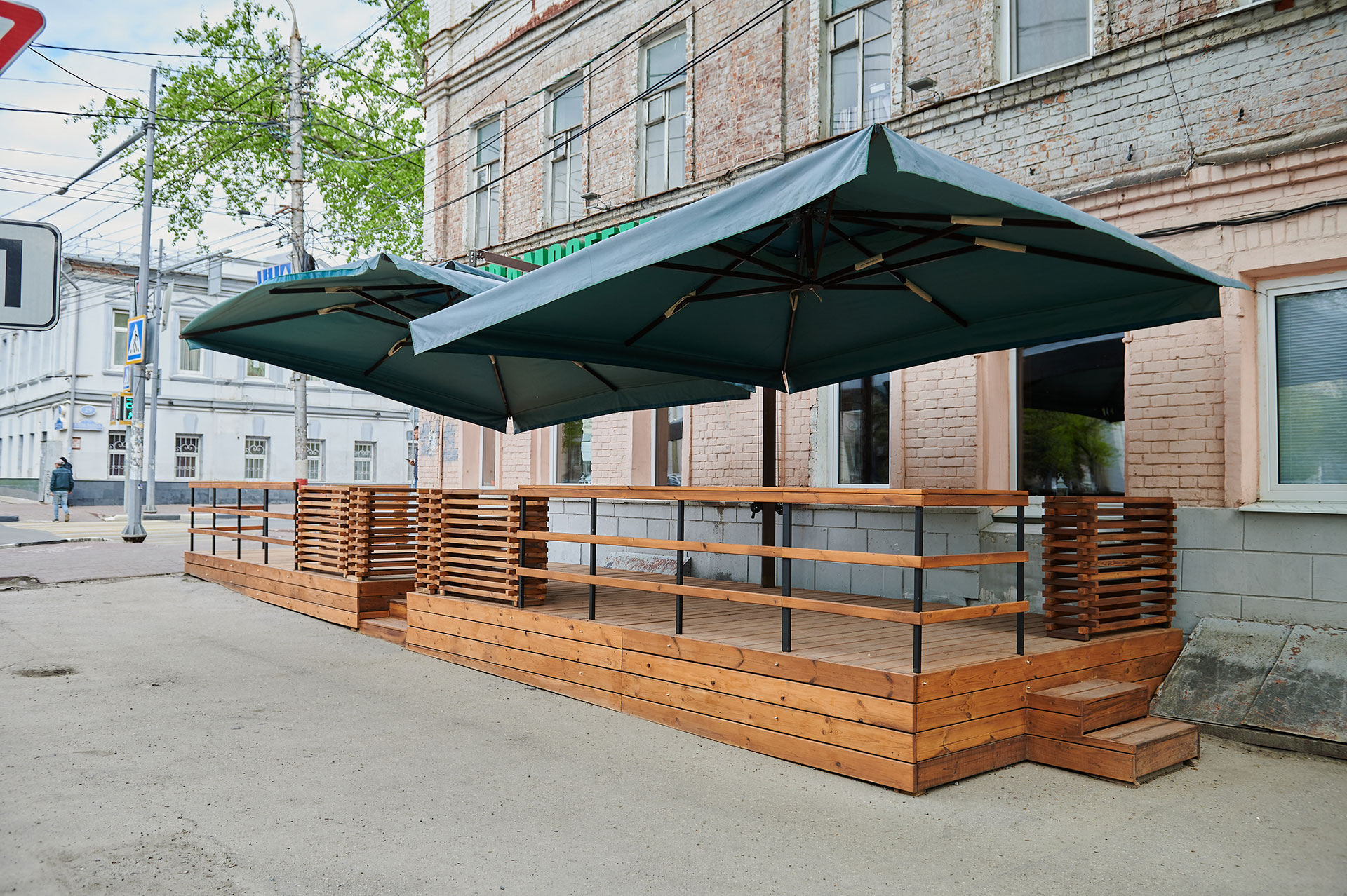 Строительство летней веранды с террасой в кафе «TRAMCOFFEE» в г. Ульяновск